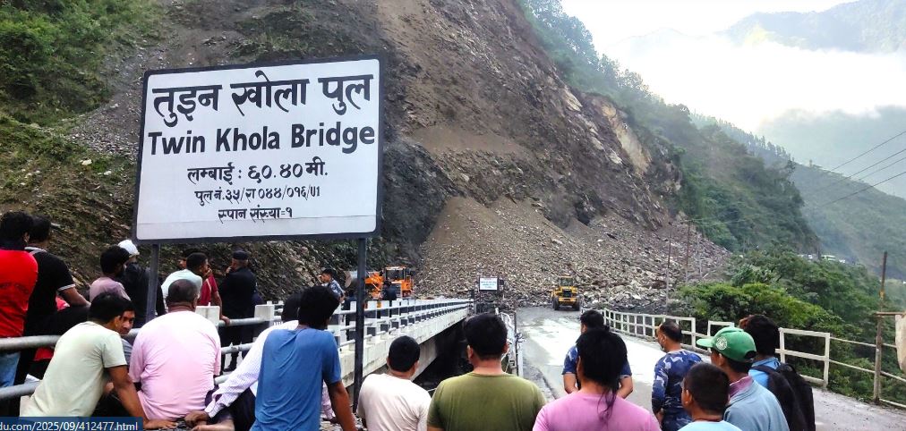 पहिरो पन्छाएपछि मुग्लिन-नारायणगढ सडकमा रोकिएका गाडीहरु पास भए